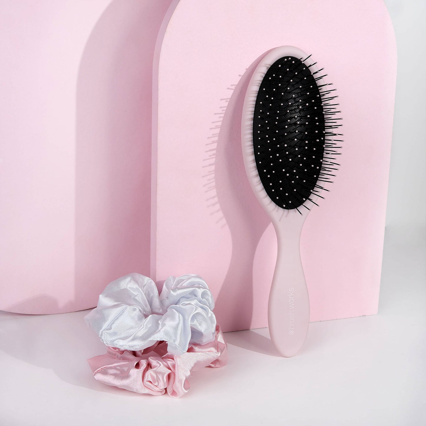 BRUSHWORKS DETANGLING BRUSH & SATIN SCRUNCHIES